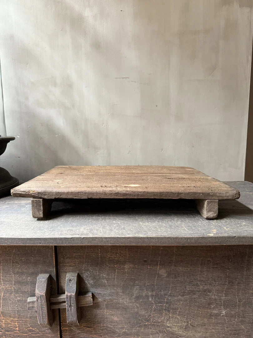 Authentiek handgemaakt houten bajot tafeltje op een kast, landelijk sober interieur