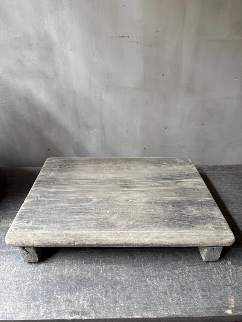 Authentieke, handgemaakte houten bajot tafel op sobere, landelijke tafel voor interieurdecoratie