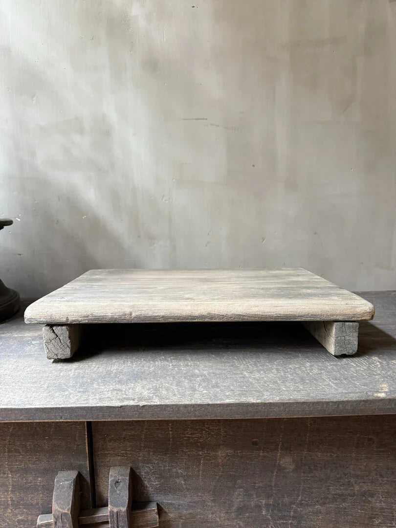 Authentieke Bajot tafel handgemaakt hout, sober landelijk woonaccessoire uit India op houten kast