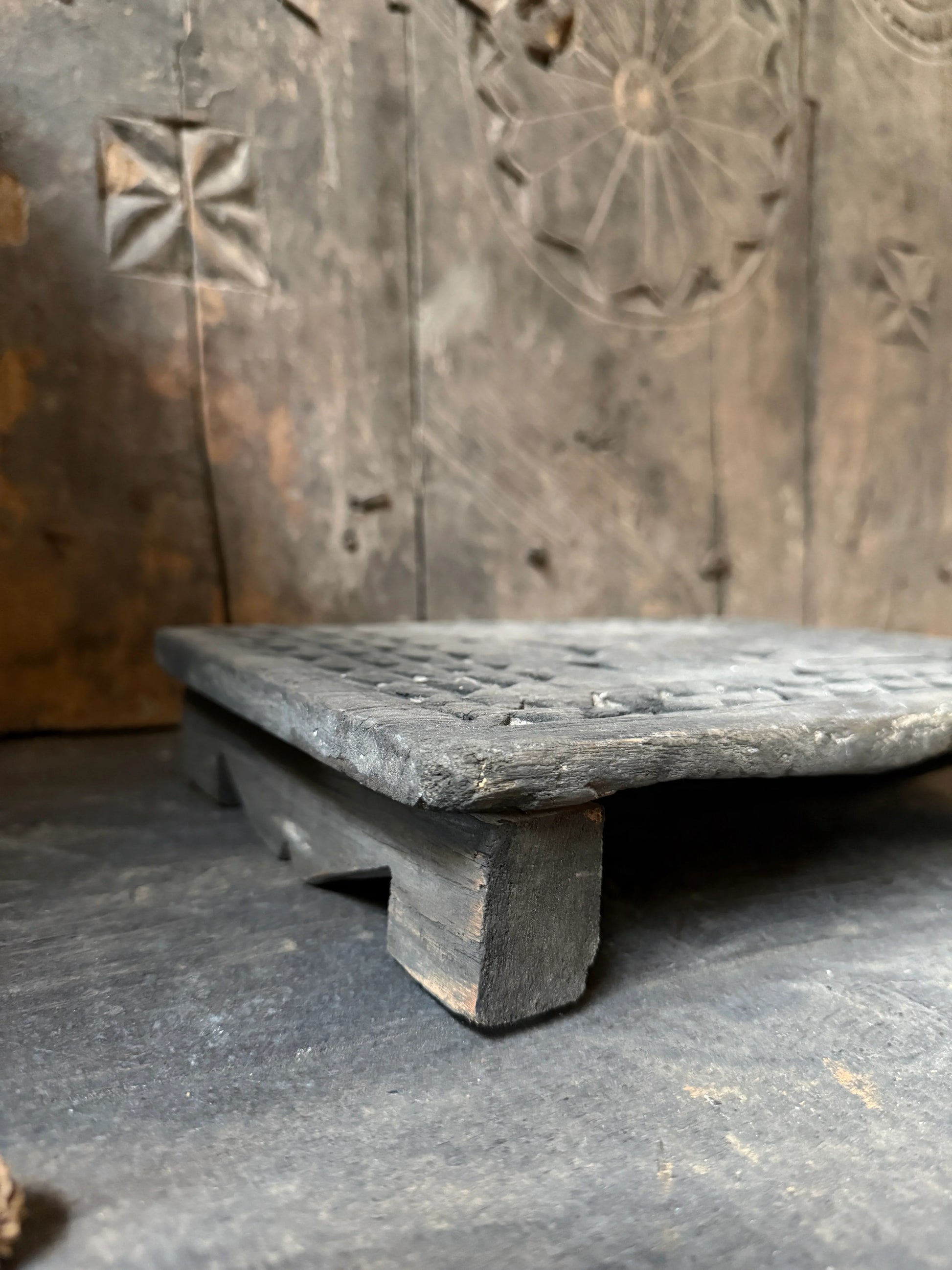 Authentieke, handgemaakte Bajot plank van donker hout met gravures, sober landelijk interieur