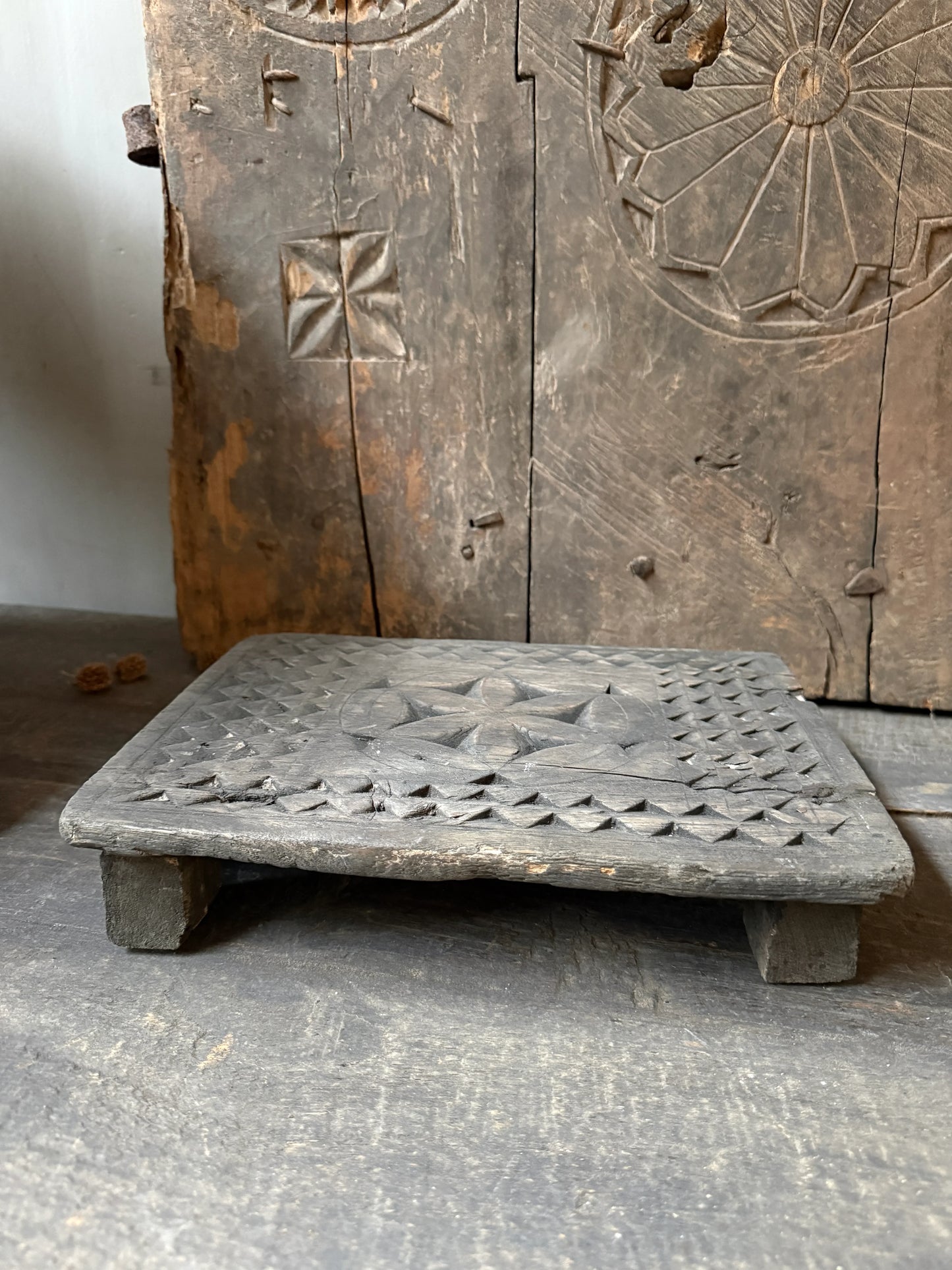 Authentieke, handgemaakte houten Bajot plank met houtsnijwerk, landelijk en sober interieur