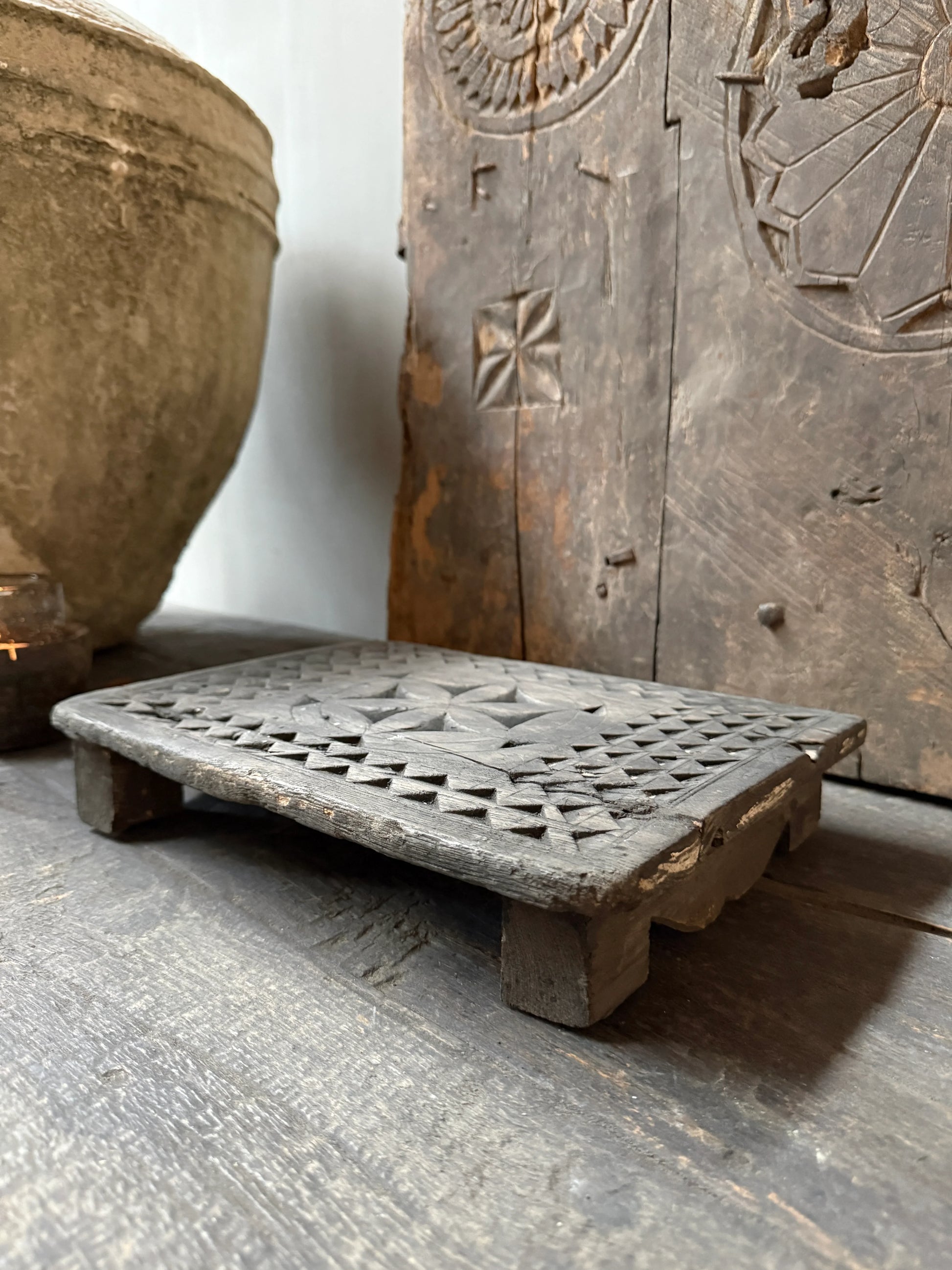 Authentieke, handgemaakte houten bajot plank met uniek houtsnijwerk, landelijk interieur