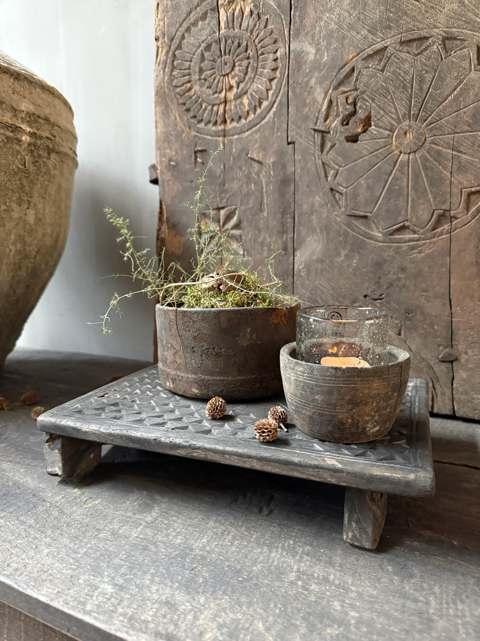 Authentieke bajotplank met decoratie, houten pot en kaars, landelijk sober interieur