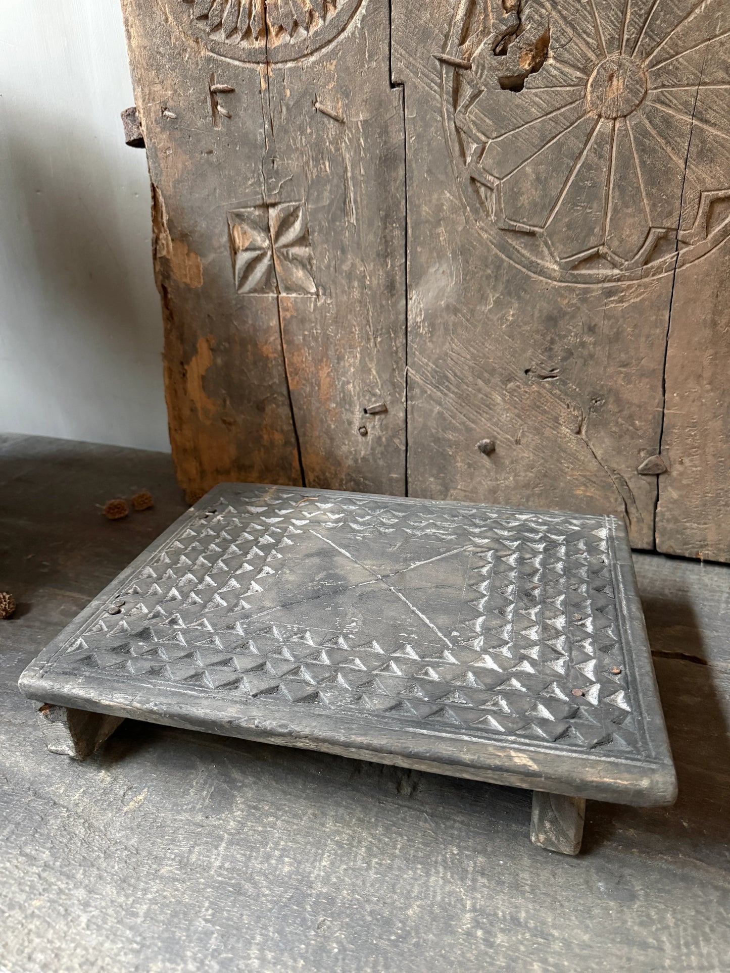 Authentieke, handgemaakte houten bajotplank uit India met geometrisch houtsnijwerk, sober interieur