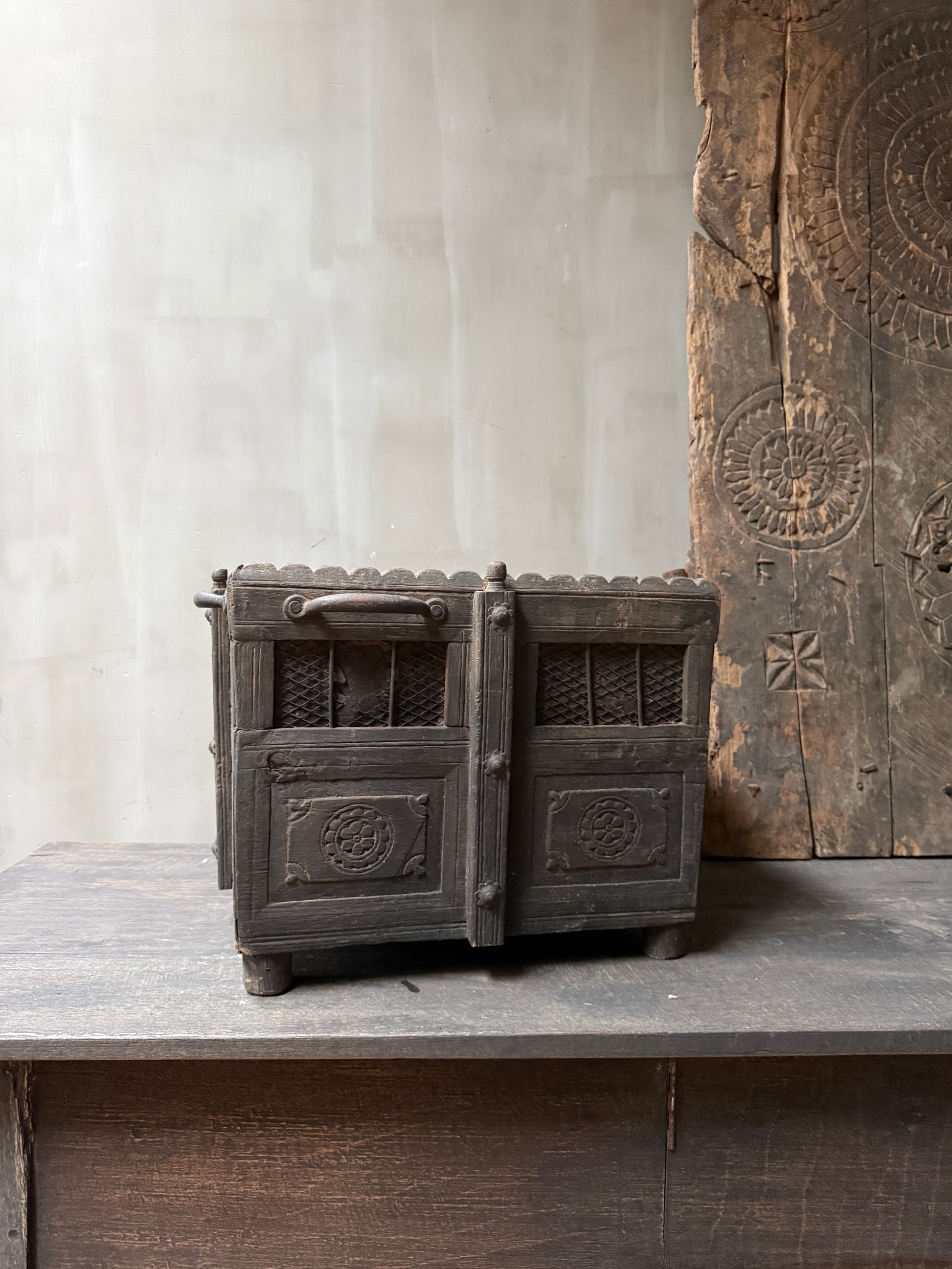 Authentieke handgemaakte houten kast met houtsnijwerk, sober landelijk interieuraccessoire