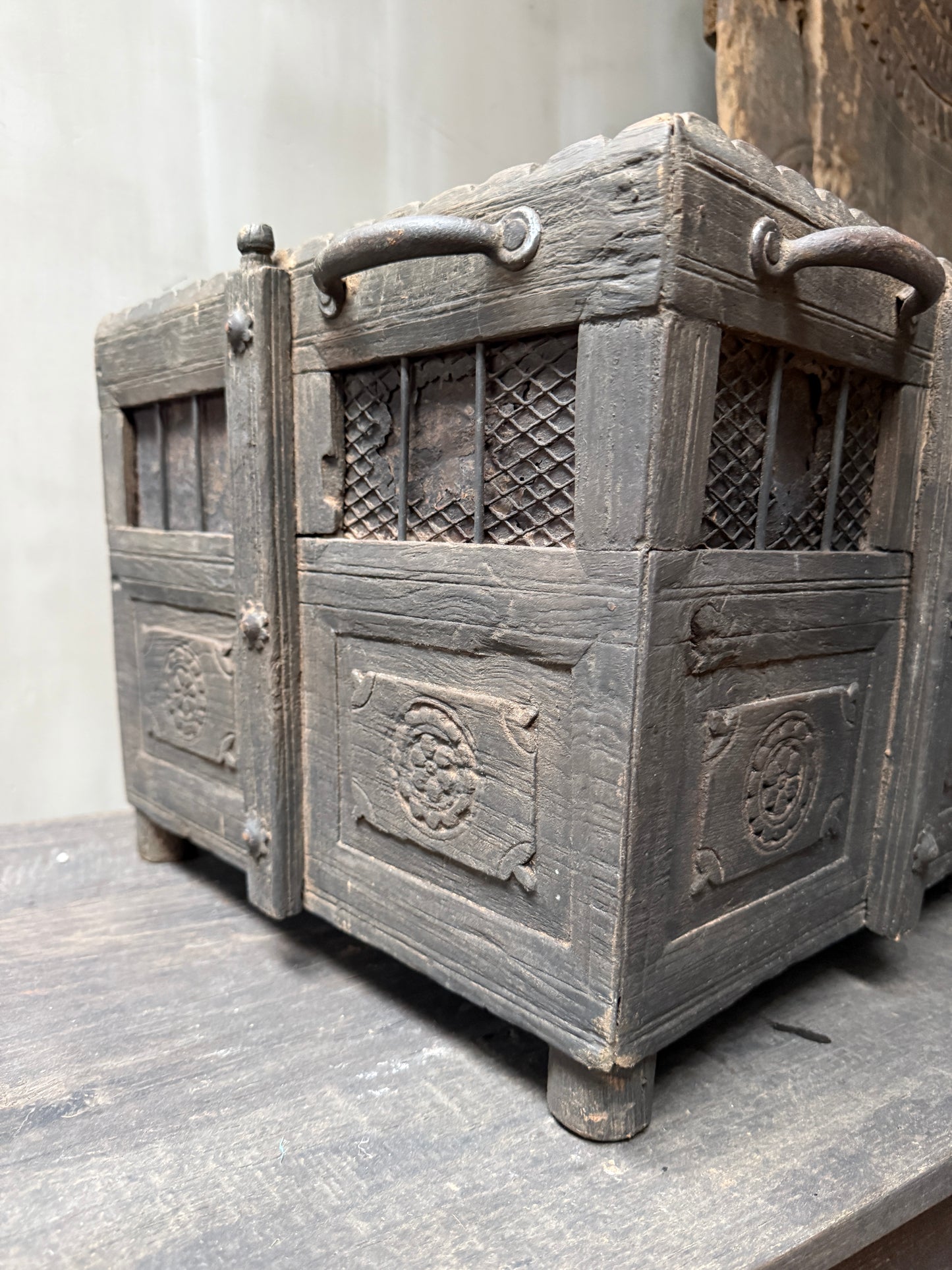 Authentieke, handgemaakte houten kist met decoratief houtsnijwerk, sober en landelijk interieur