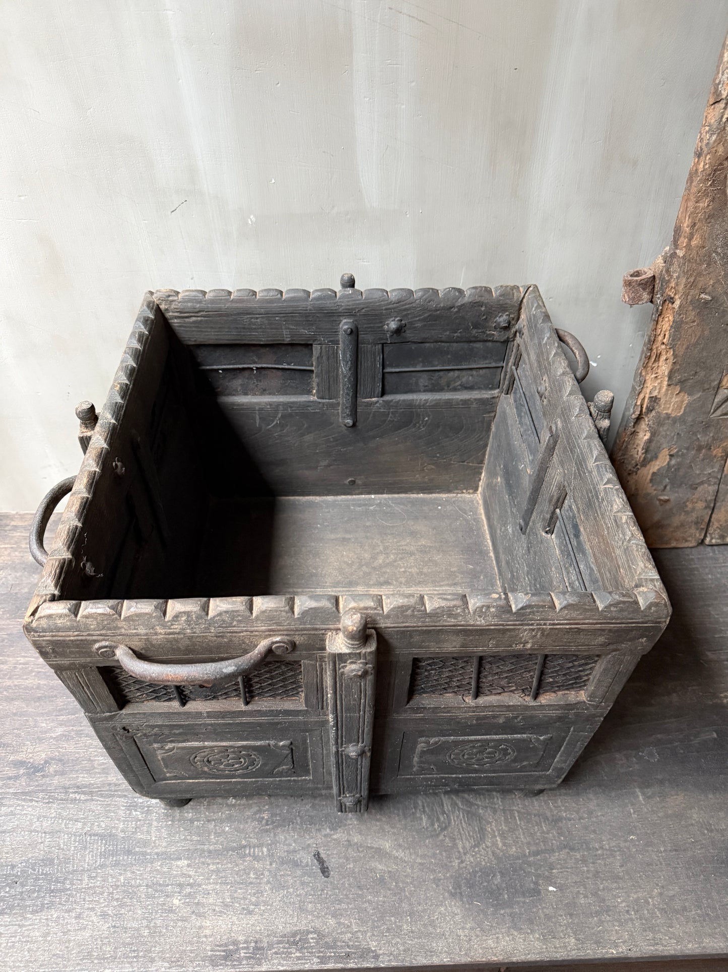 Authentieke handgemaakte houten kist uit India, landelijke woonaccessoire My Sober Home