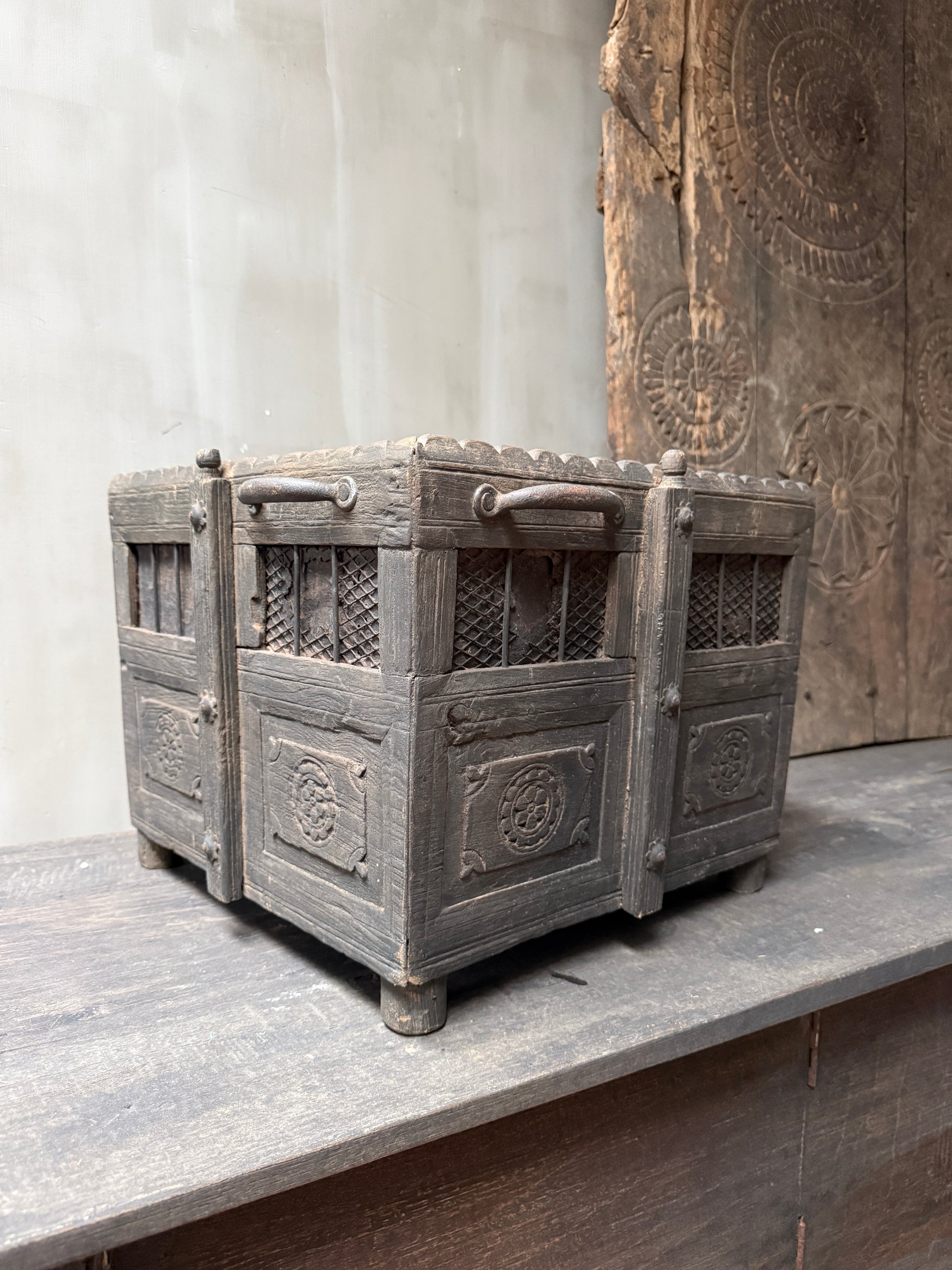 Authentieke handgemaakte houten bak met metalen details, landelijk sober woonaccessoire uit India.