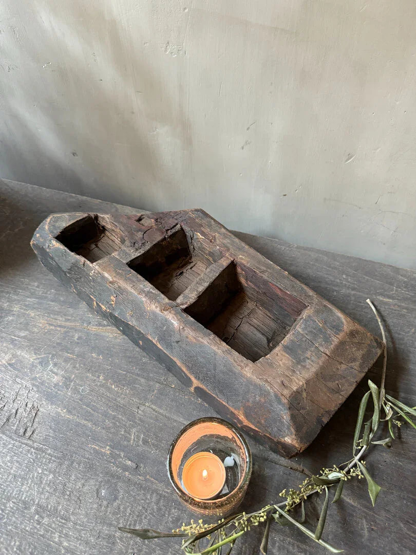 Authentiek handgemaakt houten bakje met vakjes, landelijke woondecoratie uit India, sfeerfoto My Sober Home