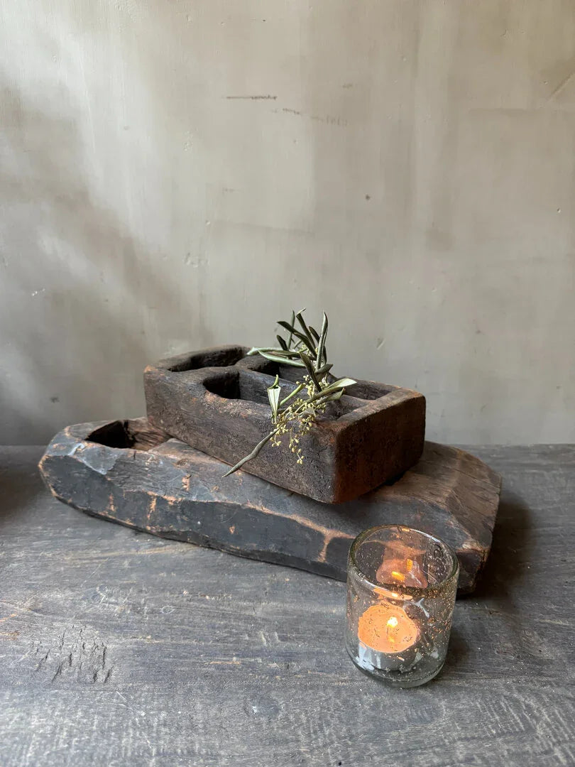 Landelijk handgemaakt houten bakje met vakjes, decoratief op tafel met glazen theelichtje en takje, My Sober Home woonaccessoire.