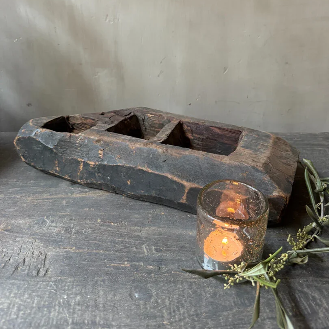 Alte Holzkiste mit Fächern