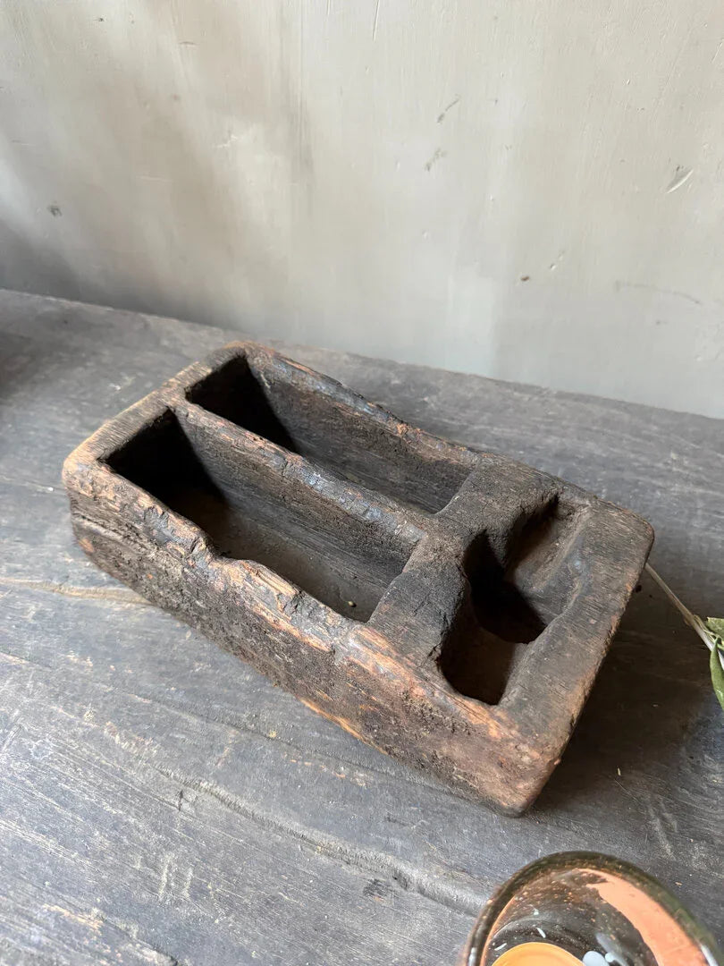 Oud houten bakje met vakjes - My Sober Home