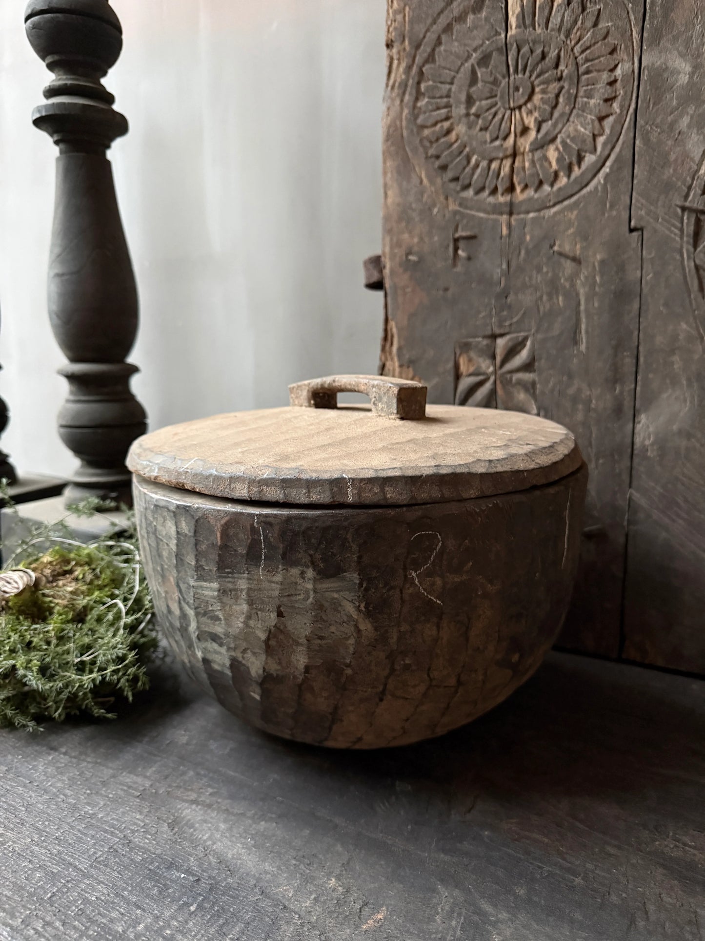 Authentieke, handgemaakte houten bak met deksel, landelijke sobere woonaccessoire uit India