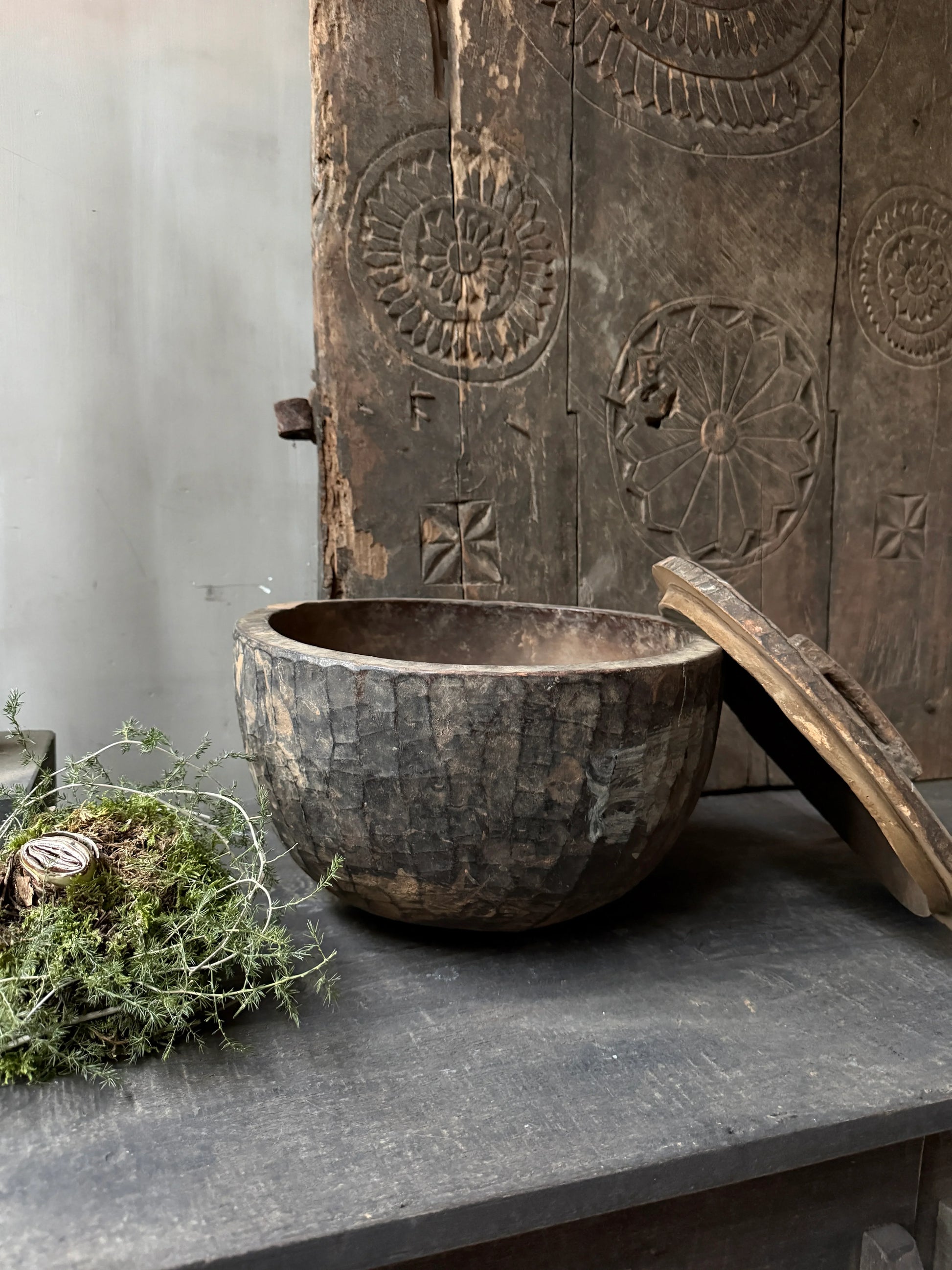 Authentieke houten bak met deksel, handgemaakt, sober landelijk interieuraccessoire