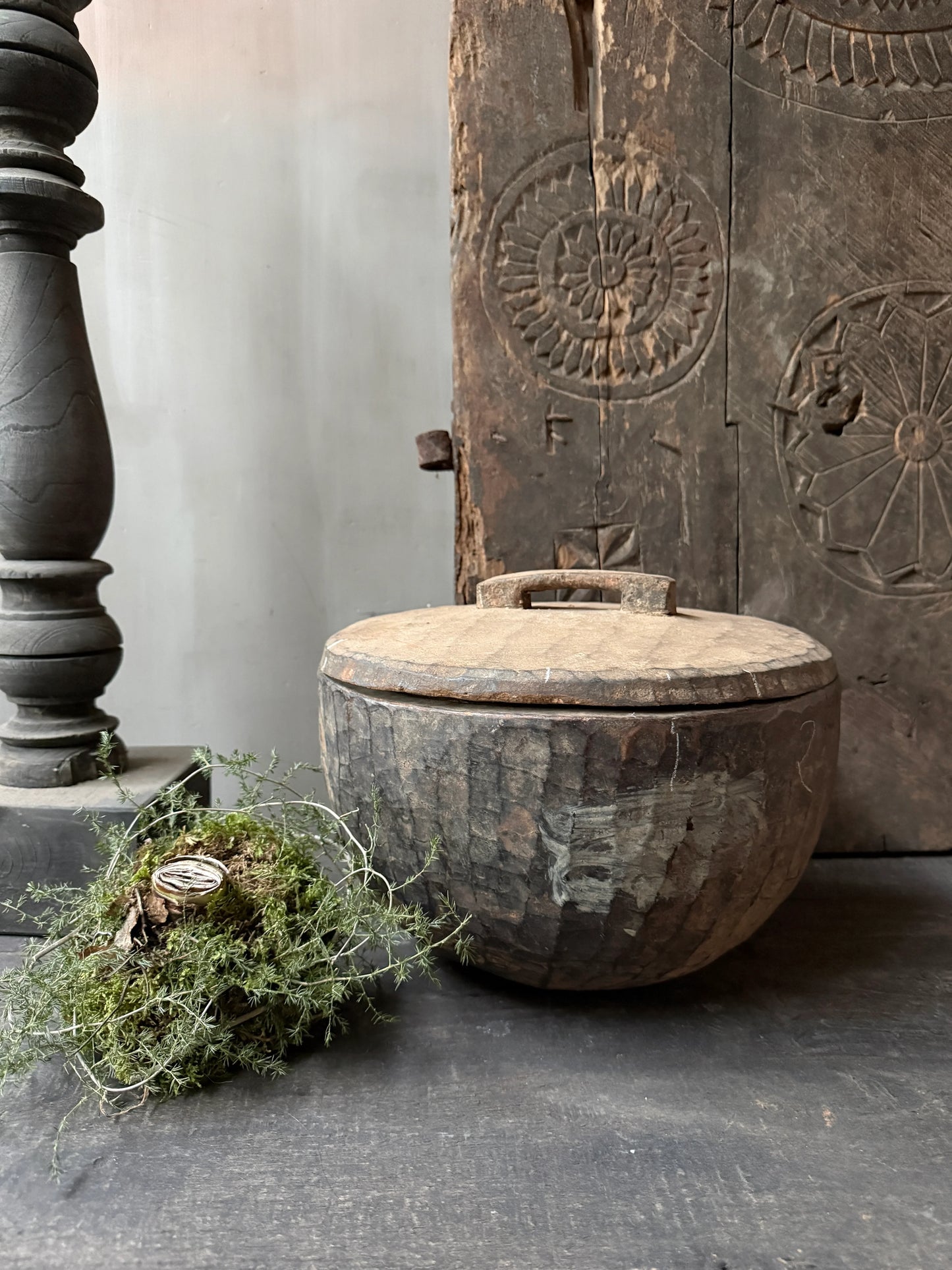 Authentieke handgemaakte houten pot met deksel, landelijk en sober woonaccessoire My Sober Home