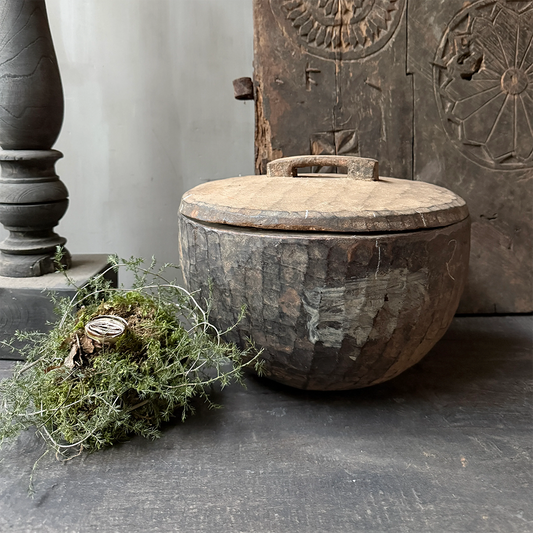 Oude houten pot / bak met deksel