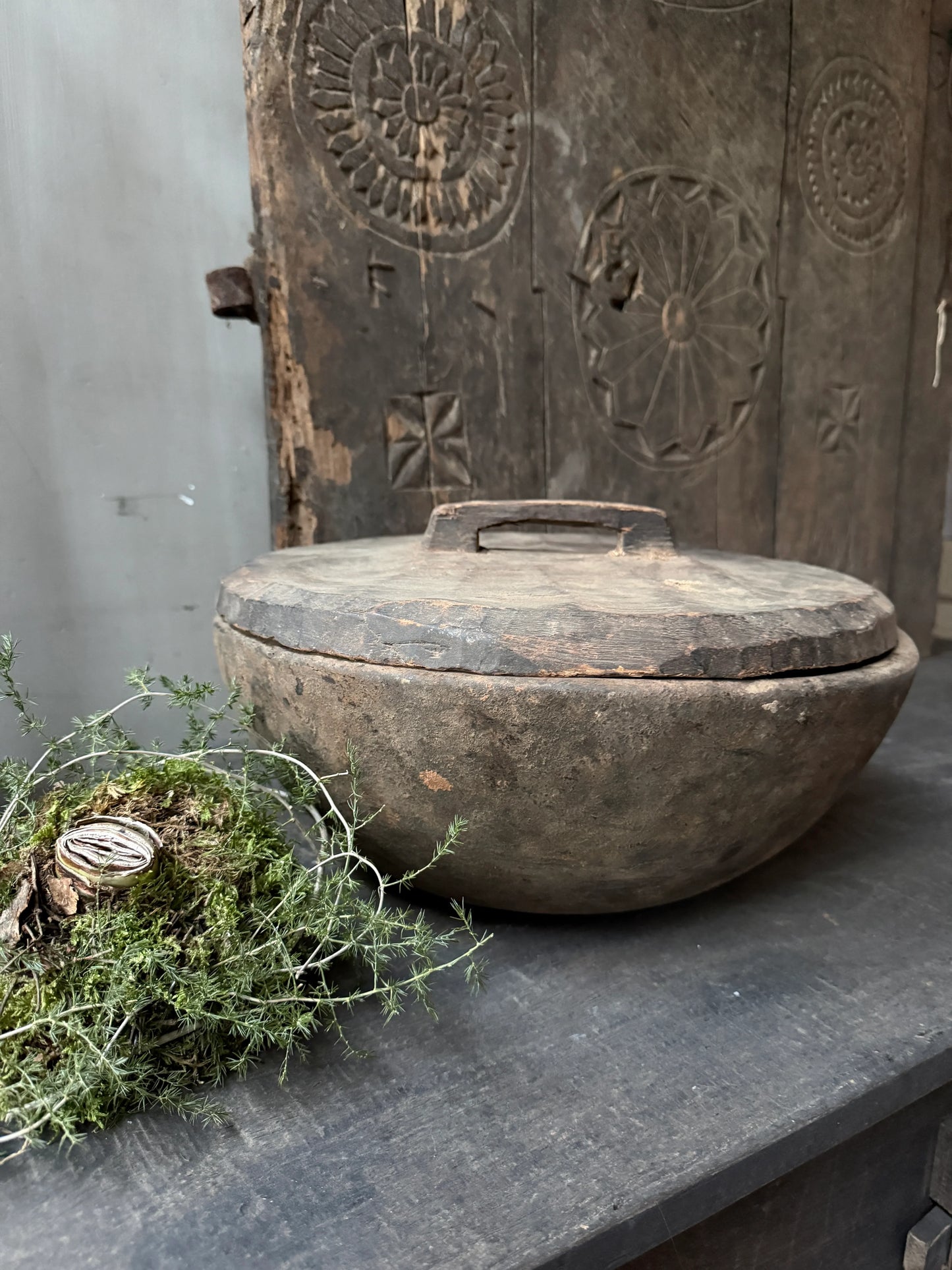 Authentieke handgemaakte bak met deksel op houten tafel, landelijk sober interieur accessoire