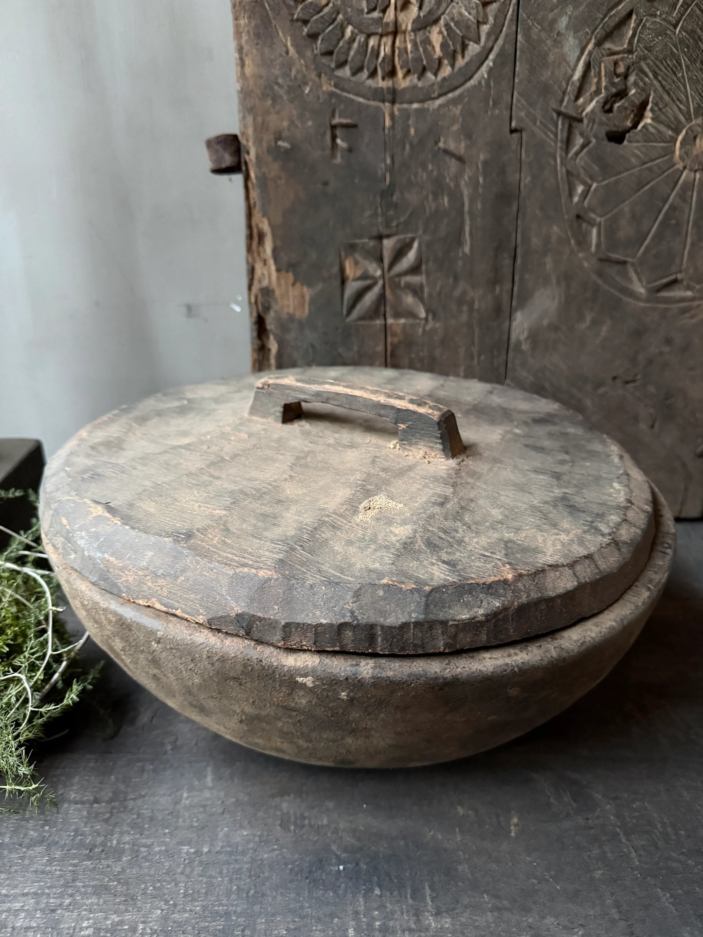 Authentieke handgemaakte houten bak met deksel, landelijk en sober woonaccessoire uit India.