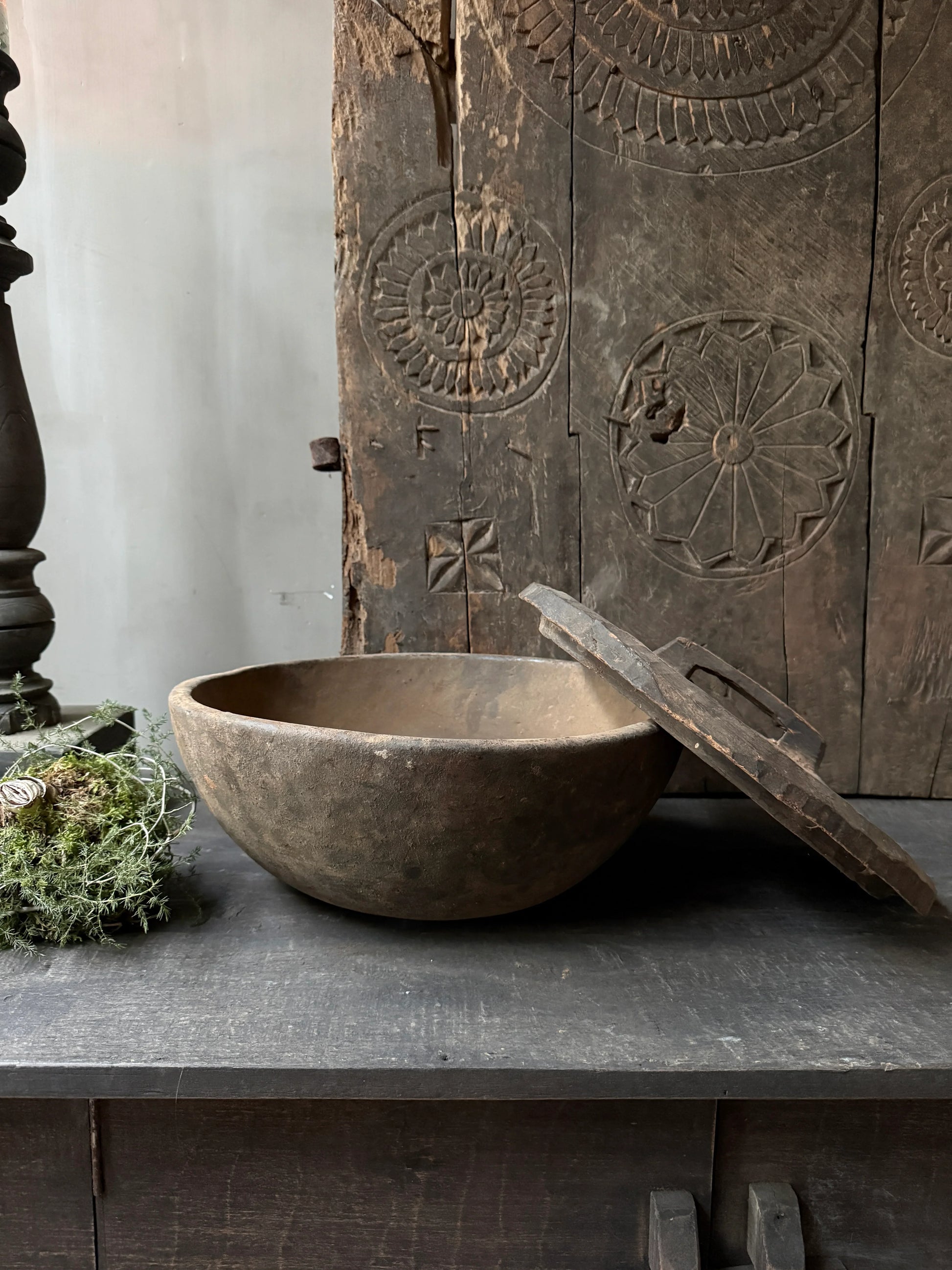 Authentieke, handgemaakte houten schaal met deksel op donkere tafel, landelijk sober interieur