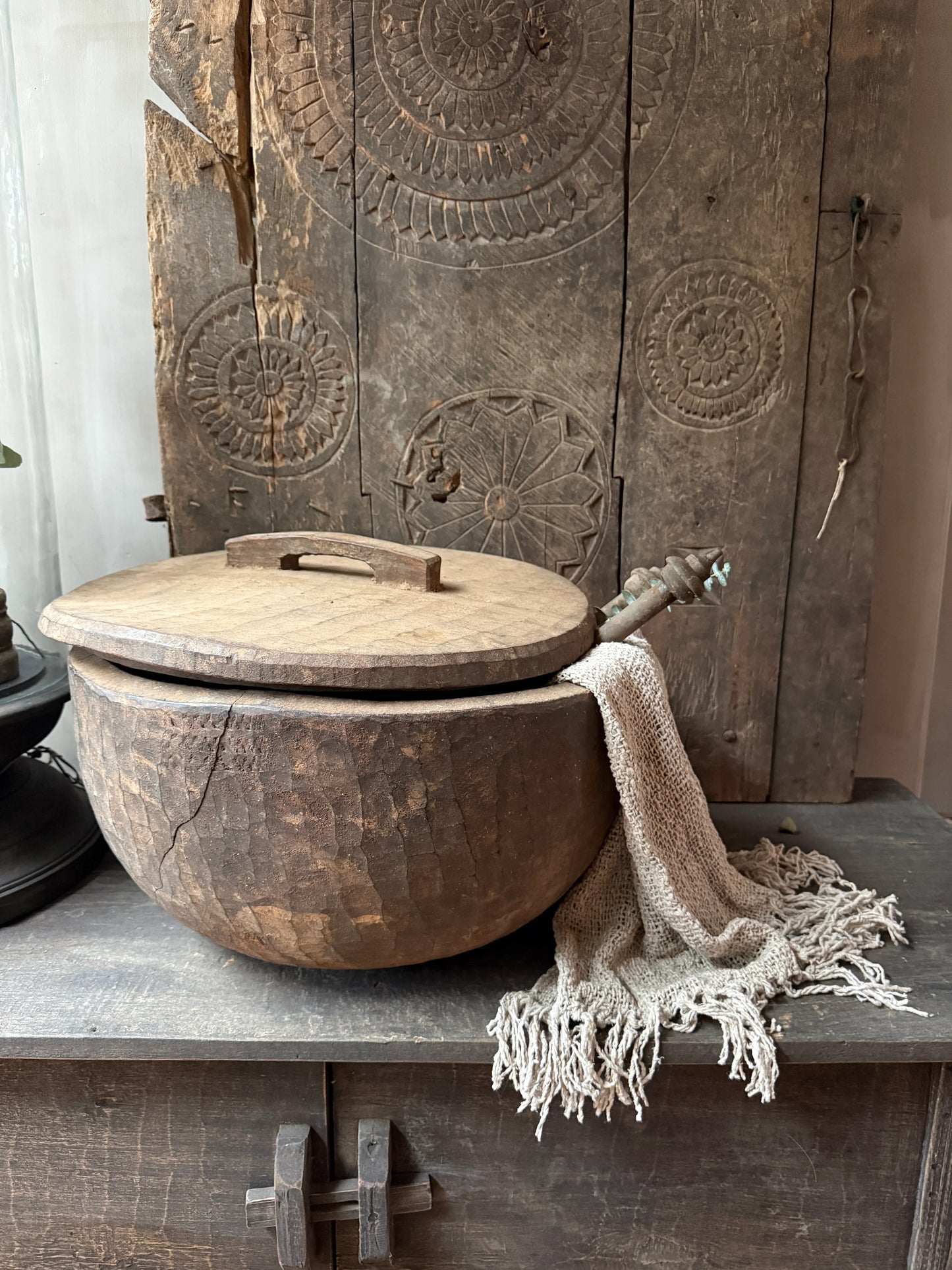 Authentieke houten bak met deksel en linnen doek, landelijk sober interieur, My Sober Home