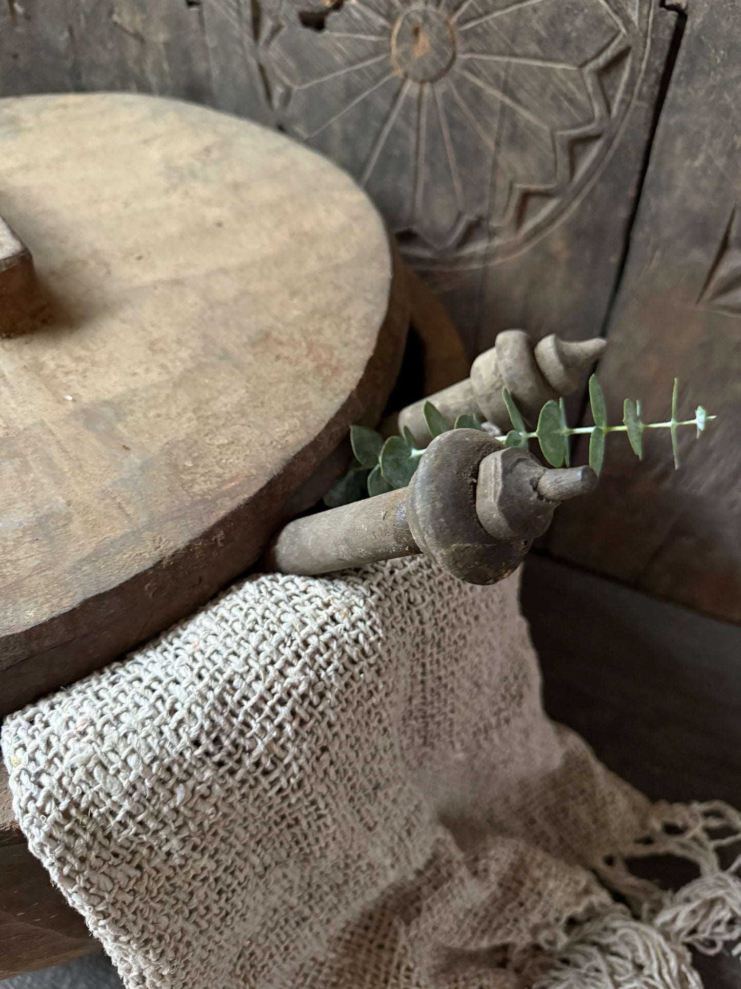 Handgemaakte houten bak met deksel, landelijke houten spulletjes en linnen doek, My Sober Home