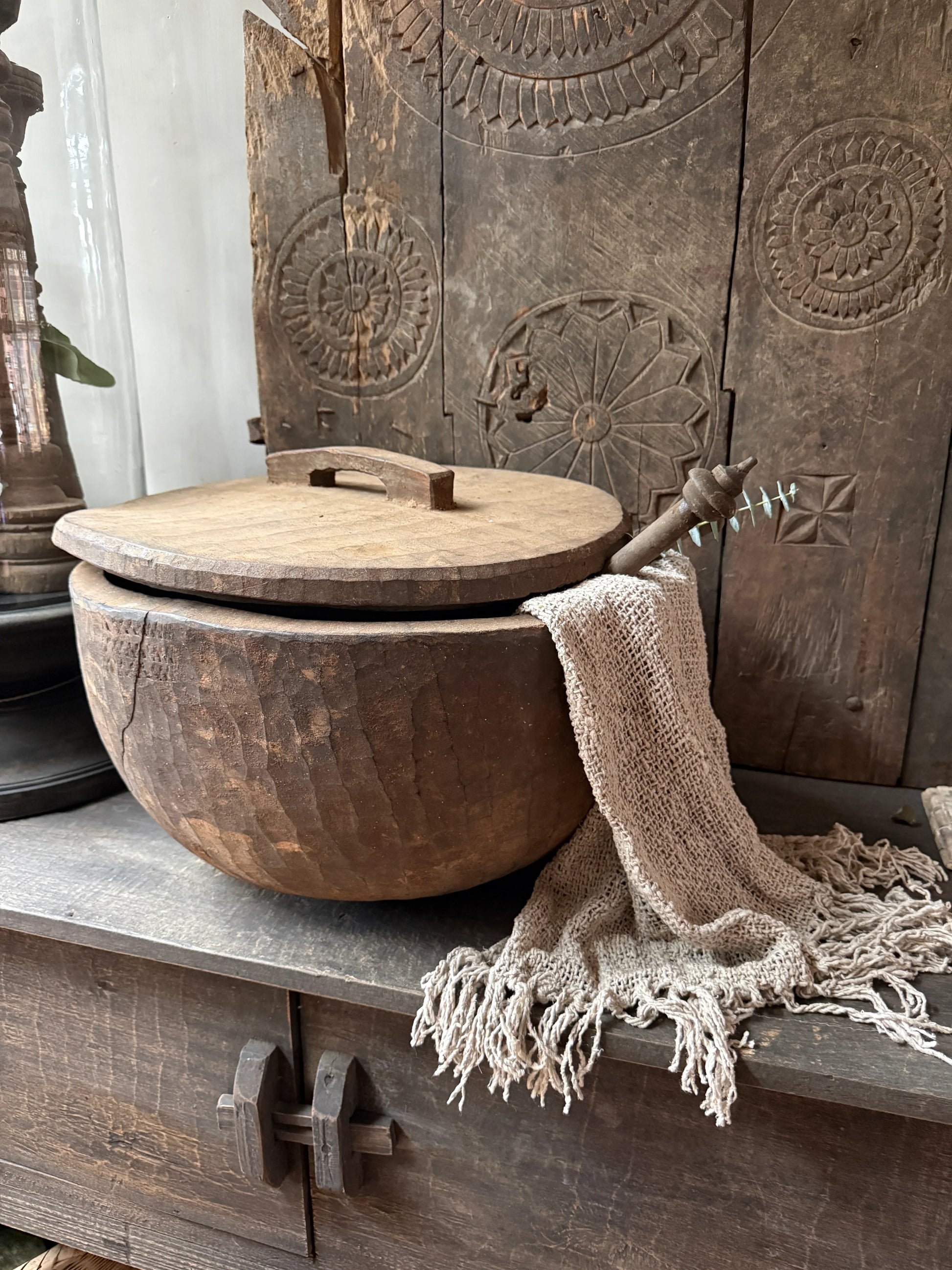 Handgemaakte houten bak met deksel en linnen doek, landelijke woonaccessoire My Sober Home