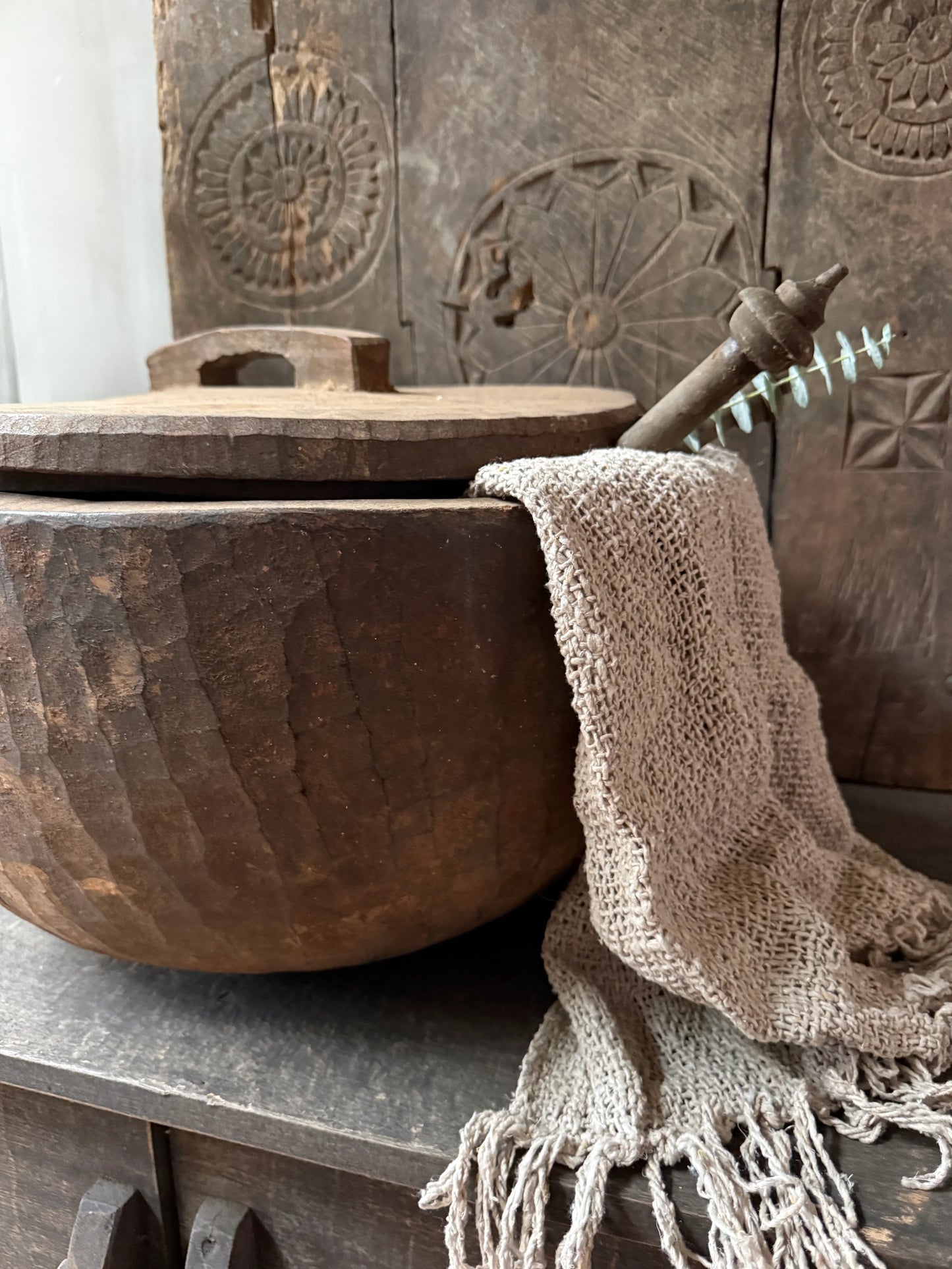 Authentieke houten bak met deksel en handgemaakt linnen doek, sober landelijk interieur