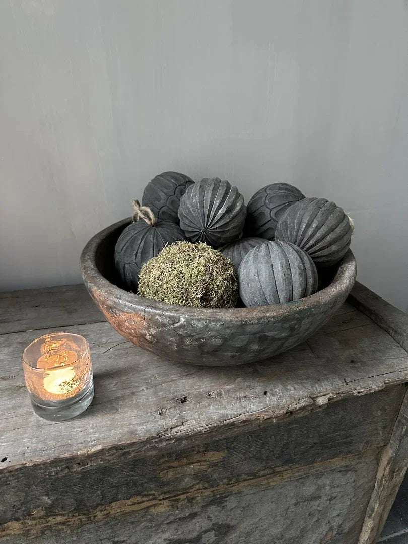 Houten schaal met zwarte decoratieve ballen en mos, landelijk sober interieuraccessoire, My Sober Home