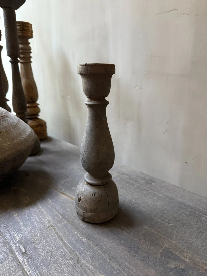 Authentieke houten baluster kandelaar, handgemaakt, sober en landelijk interieur accessoire.