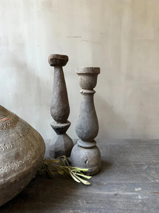 Handgemaakte houten balusters in sober landelijke stijl, uniek woonaccessoire uit India