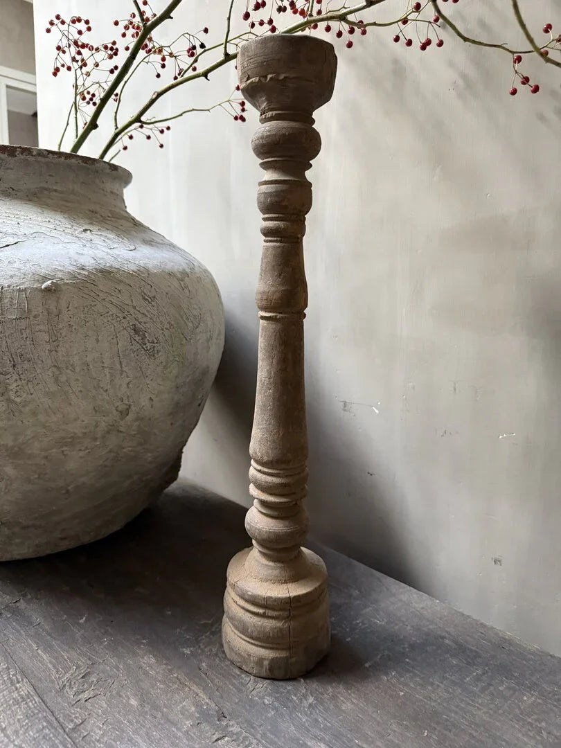 Handgemaakte houten baluster kandelaar in landelijke, sobere stijl op houten tafel