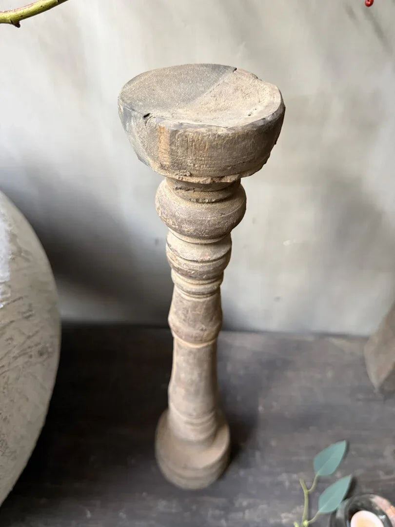 Handgemaakte houten baluster, authentiek woonaccessoire voor sober landelijk interieur