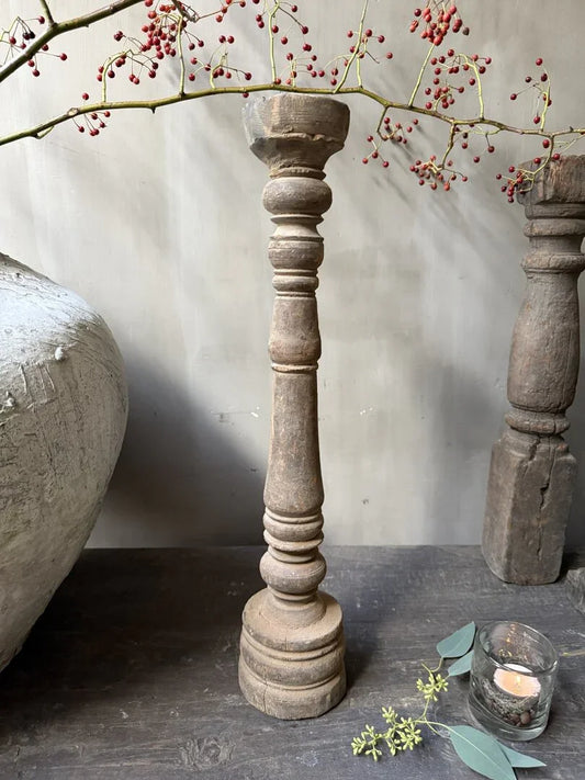 Authentiek houten baluster op donkere tafel, landelijke sobere woonaccessoire van My Sober Home