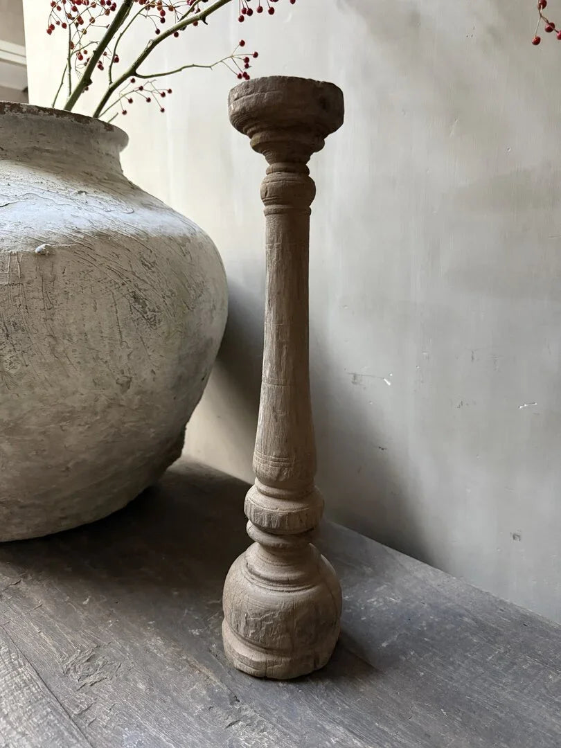 Handgemaakte houten baluster op tafel, landelijk en sober interieuraccessoire van My Sober Home