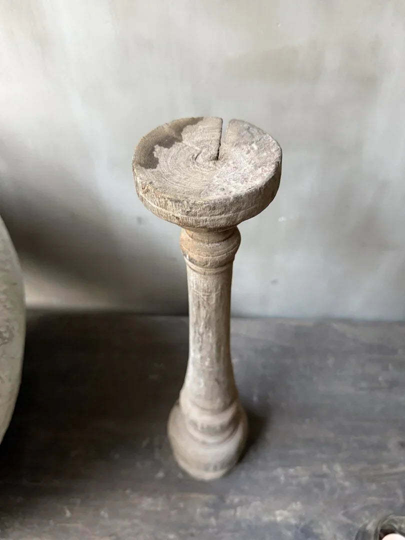 Authentieke, handgemaakte houten baluster als sober woonaccessoire, My Sober Home