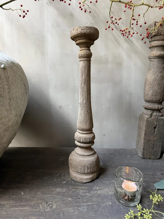 Handgemaakte houten baluster kandelaar, sober en landelijk interieuraccessoire uit India
