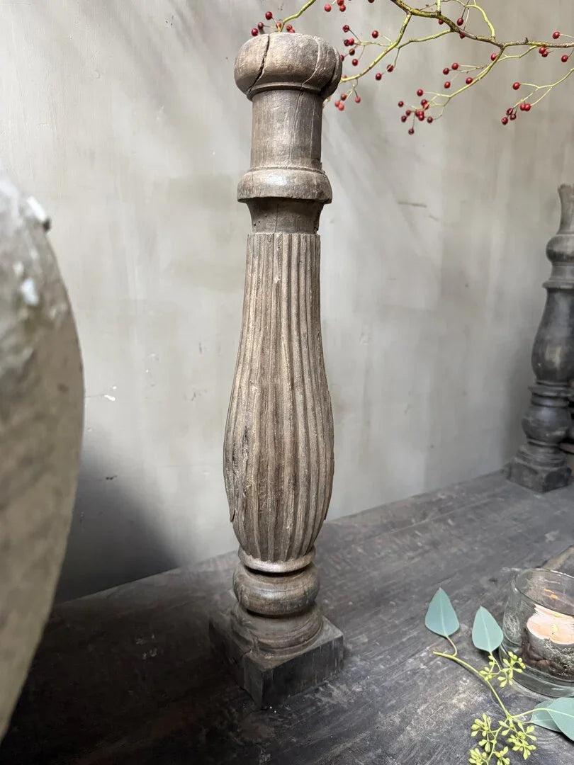 Handgemaakte houten baluster, rustiek en sober, woonaccessoire op donkere tafel, My Sober Home