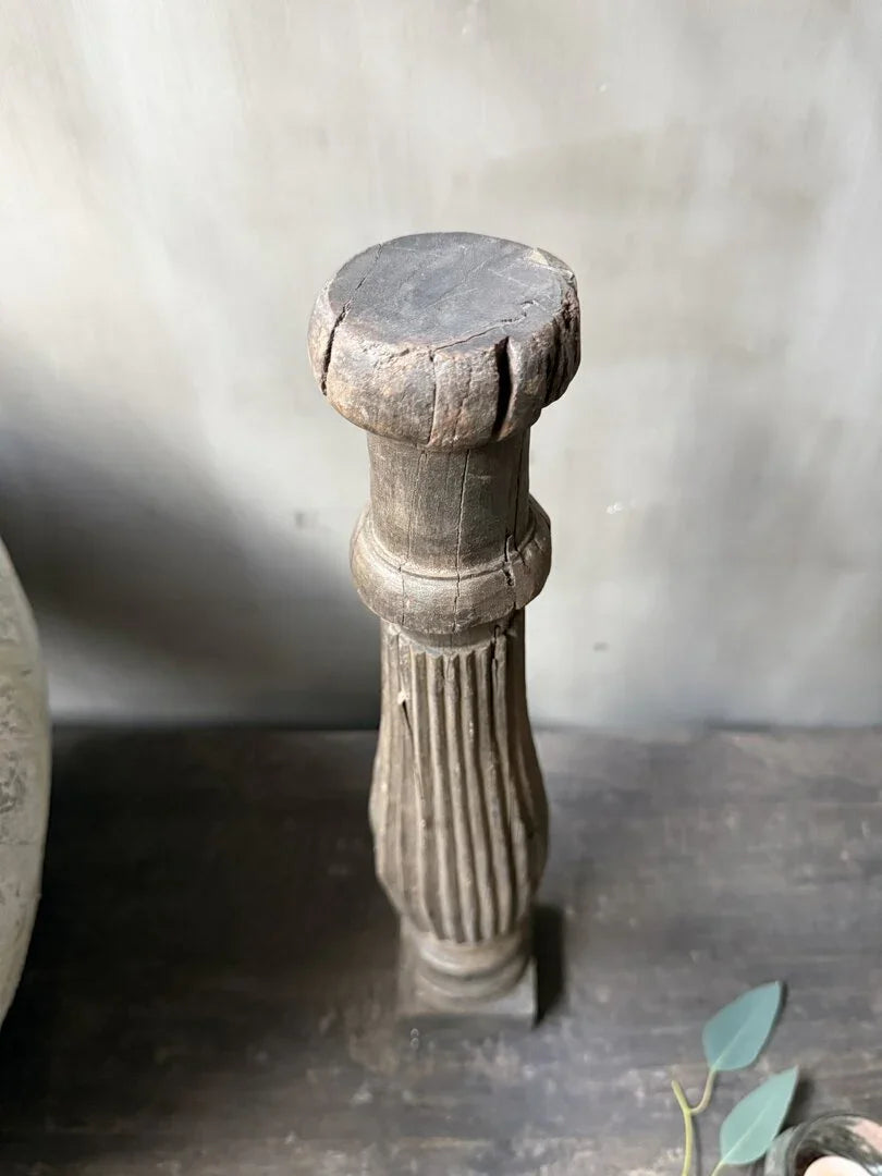 Authentieke handgemaakte houten baluster, sober decoratie-item voor een landelijk interieur