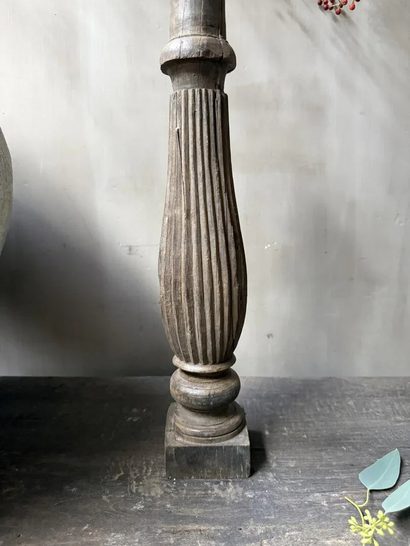 Handgemaakte houten baluster op tafel, sober en authentiek woonaccessoire voor landelijk interieur