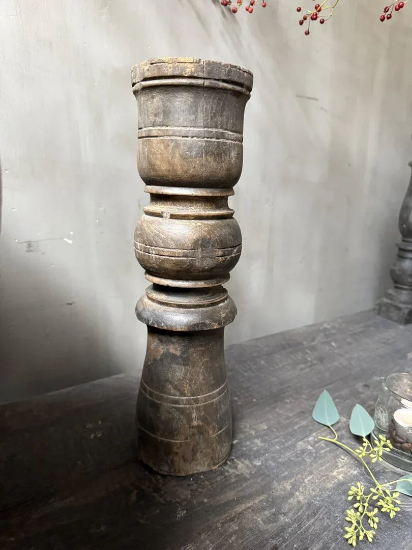 Authentieke houten baluster als handgemaakt woonaccessoire, sober en landelijk interieur