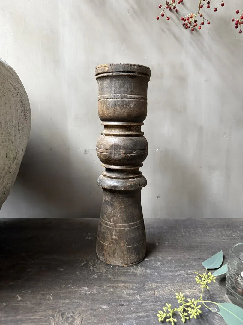 Oude houten baluster vaas, handgemaakt, sober landelijk woonaccessoire op houten tafel