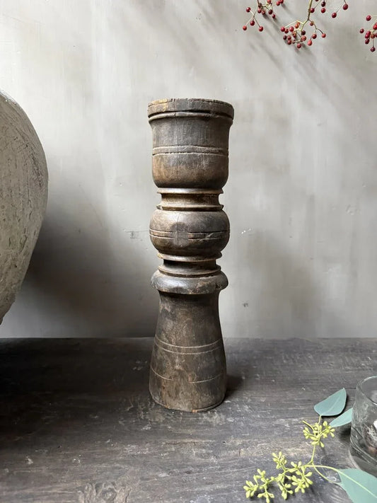 Oude houten baluster vaas, handgemaakt, sober landelijk woonaccessoire op houten tafel