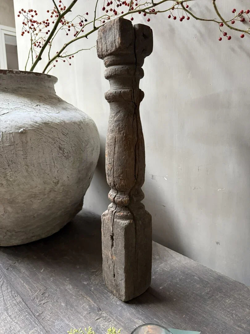 Authentieke handgemaakte houten baluster op tafel, landelijke sobere woonaccessoire
