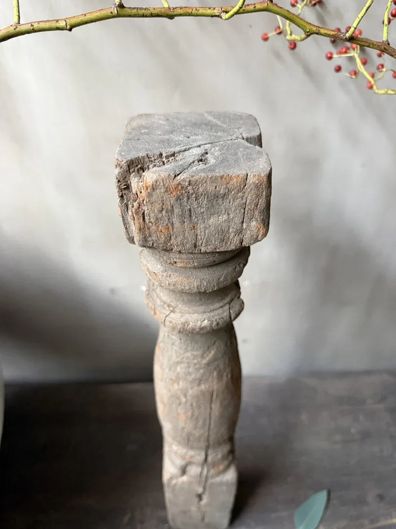 Authentieke, handgemaakte houten baluster als sober woonaccessoire voor landelijk interieur