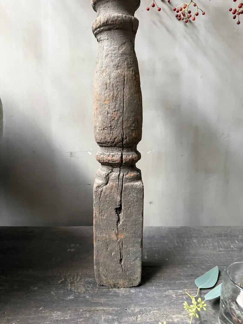 Authentieke handgemaakte houten baluster, sober landelijk woonaccessoire uit India, My Sober Home