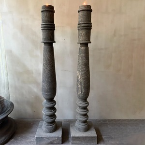 Vergrijsde baluster kandelaar 80 cm hoog