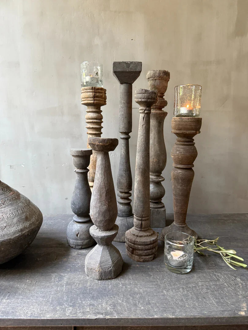 Authentieke houten balusters, handgemaakt, sober landelijk interieuraccessoire op tafel