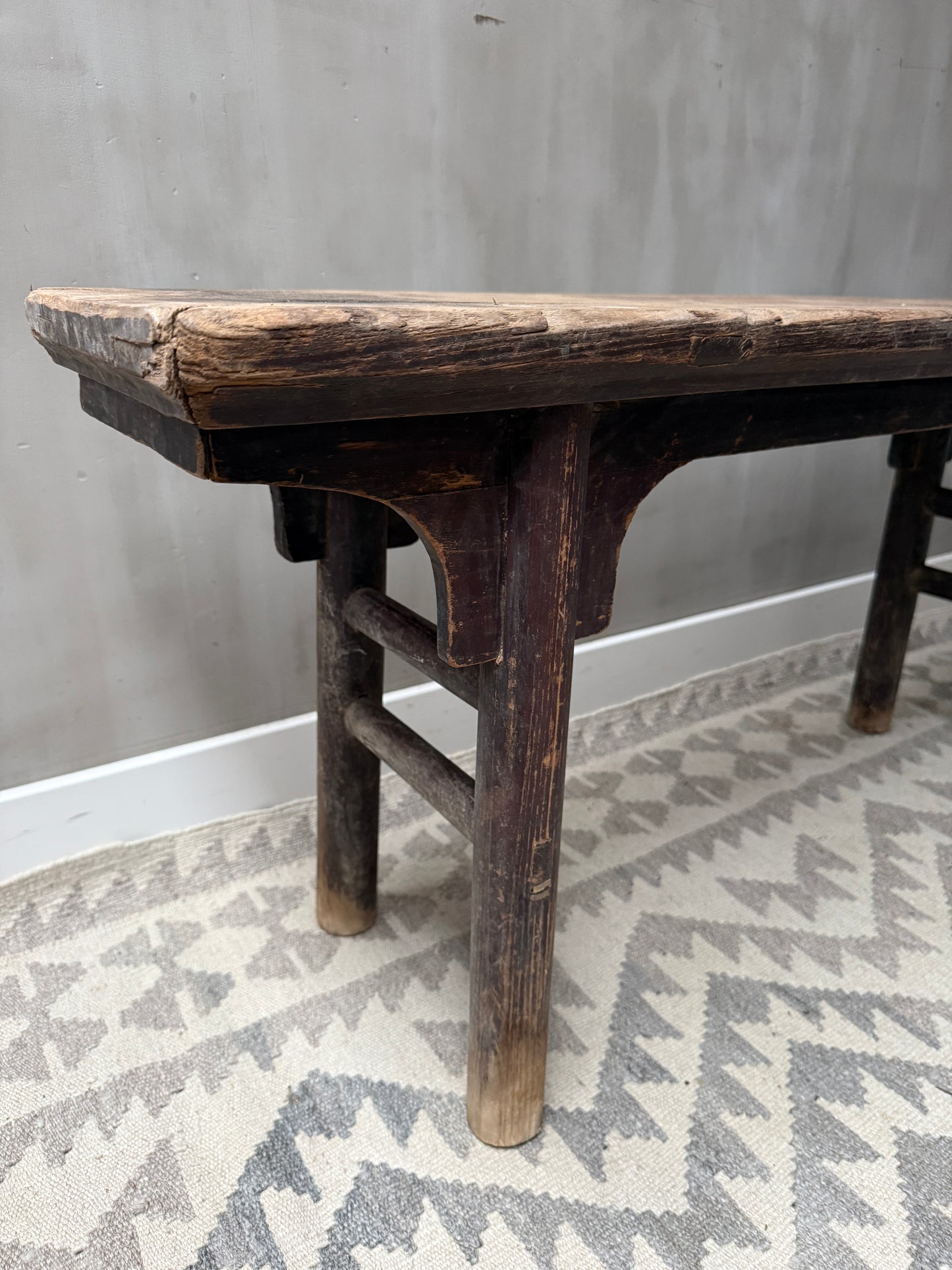 Oud houten bankje op beige vloerkleed, landelijke sobere woonaccessoire My Sober Home