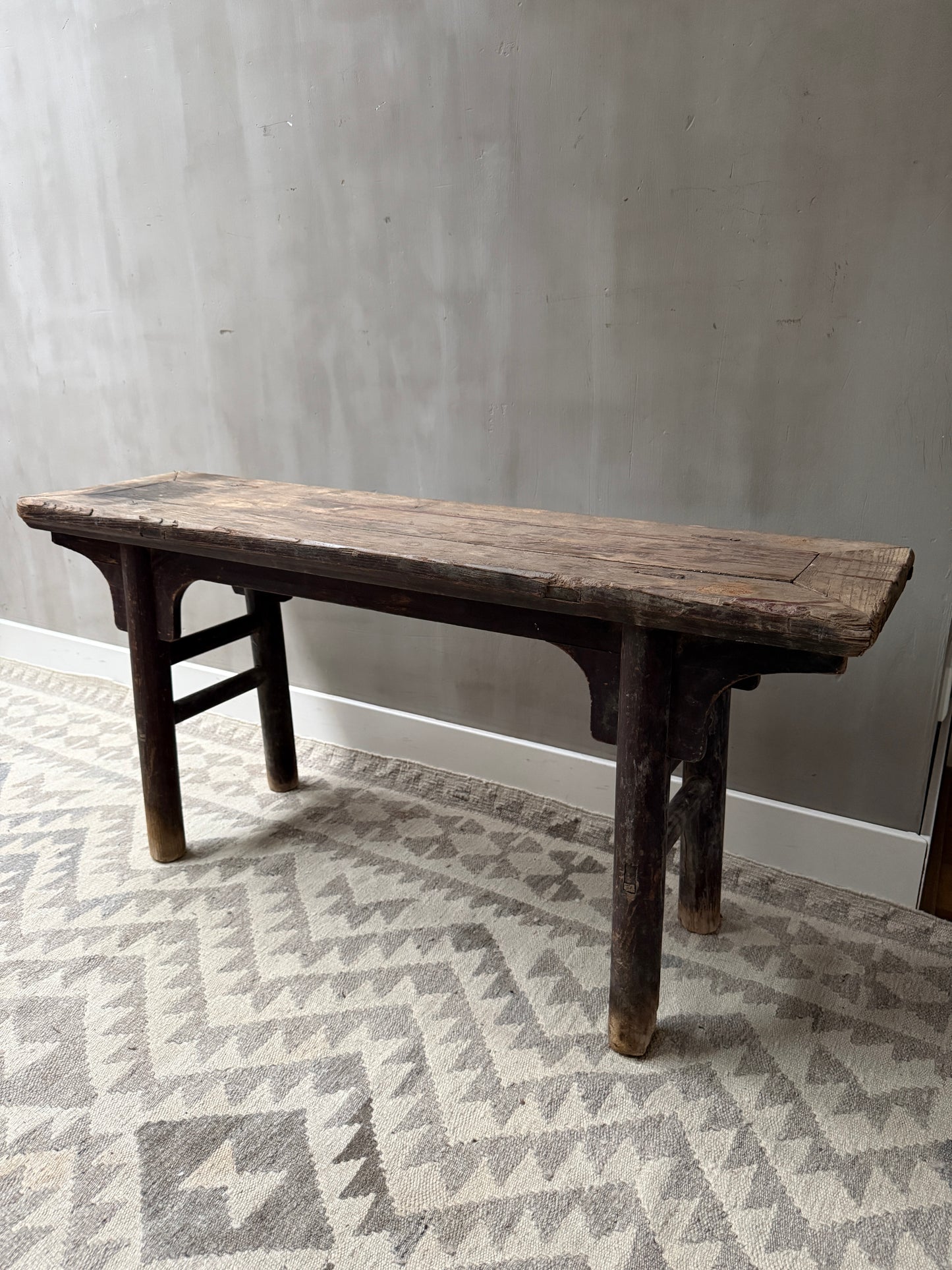 Authentiek houten bankje op patroonkleed, sober en landelijk interieur My Sober Home