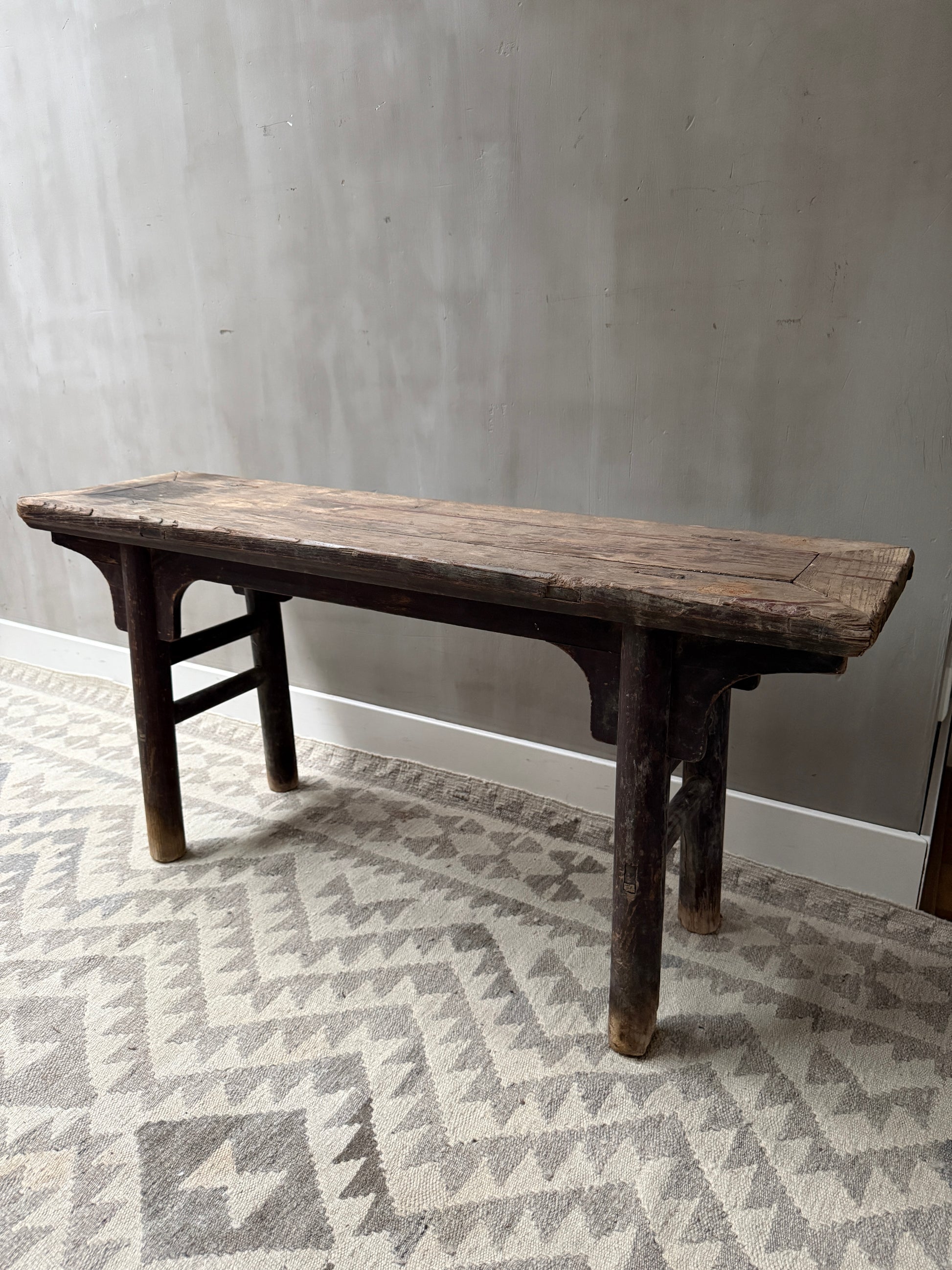 Authentiek houten bankje op patroonkleed, sober en landelijk interieur My Sober Home